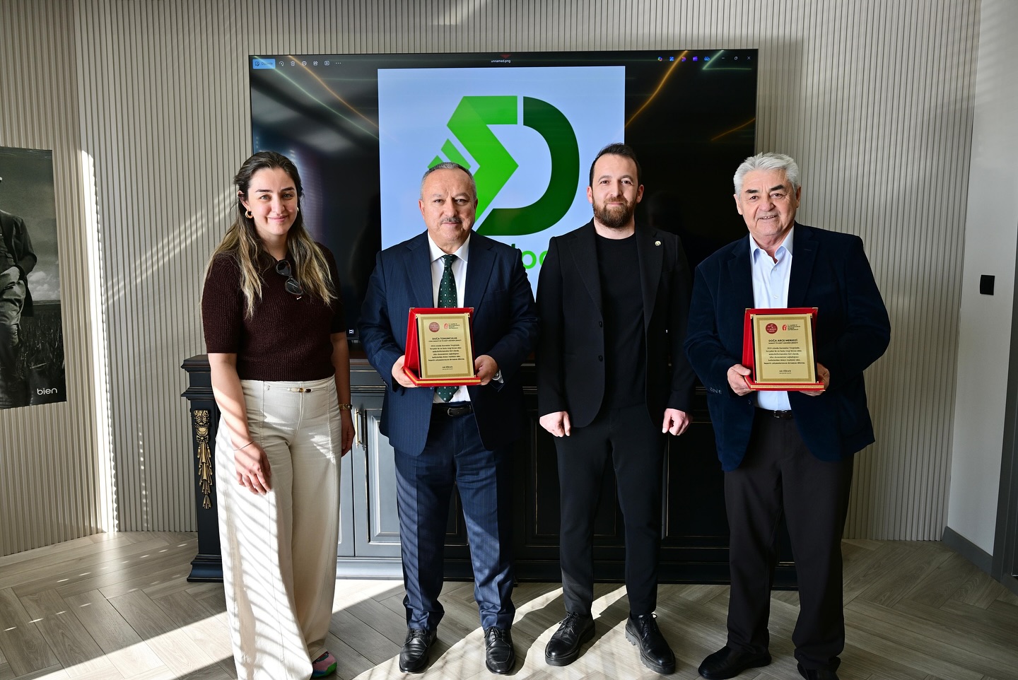 Vali Fidan’dan Doğa Tohumculuk A.Ş. Yönetim Kurulu Başkanı Karahan’a Anlamlı Plaket