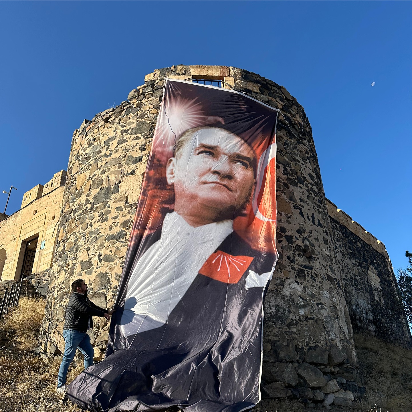 CHP, ŞEHRİ ATATÜRK POSTERLERİ İLE DONATTI