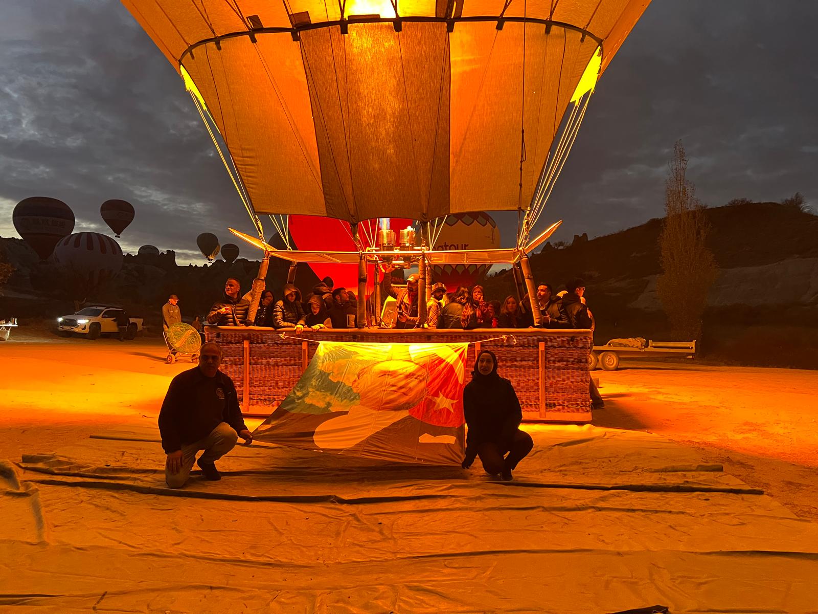 Sıcak Hava Balonları Türk Bayrakları ve Atatürk Posterleri İle Havalandı