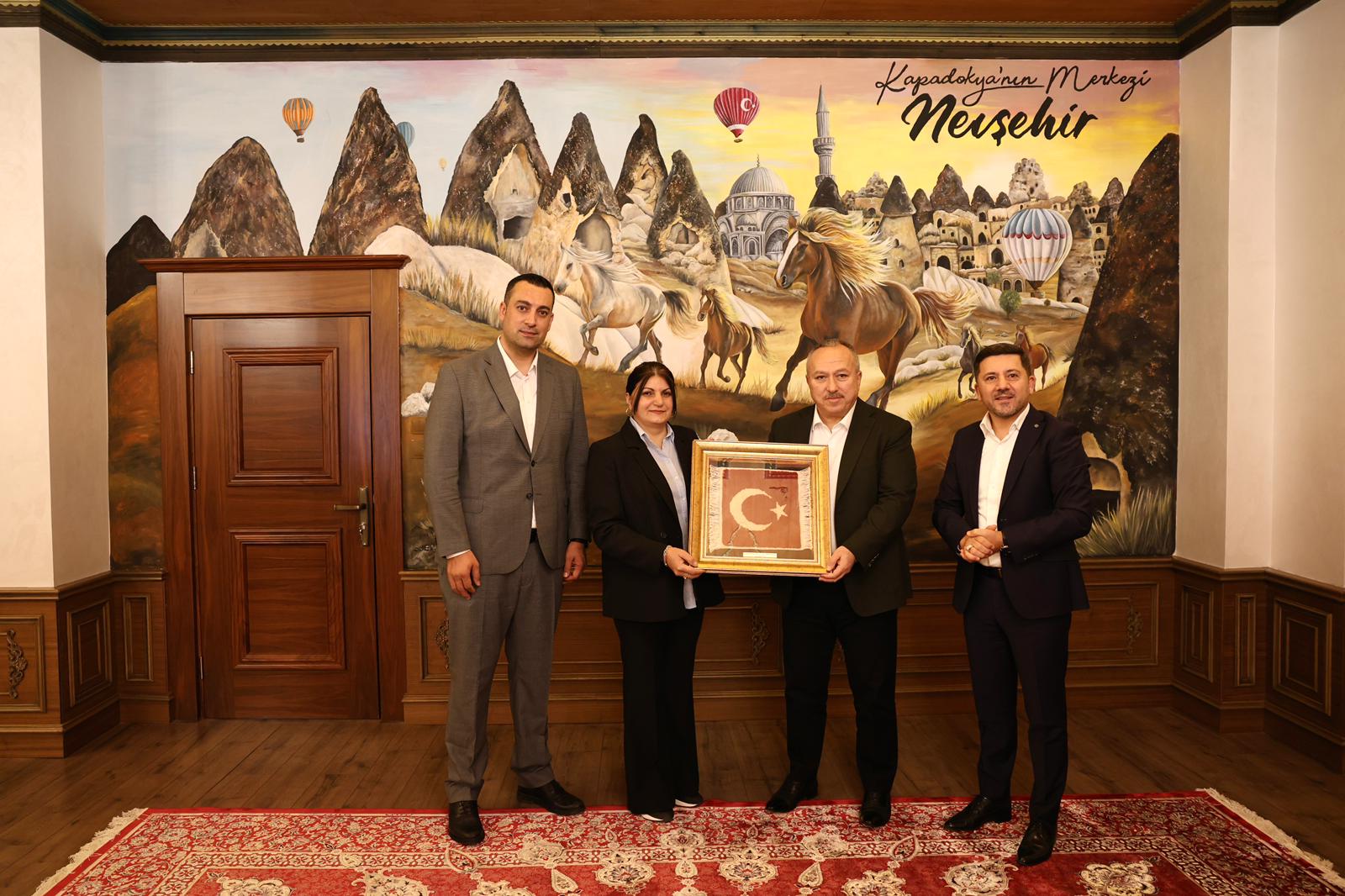 “İlmek İlmek Türkiye” Halı Motifi Vali Fidan’a Armağan Edildi