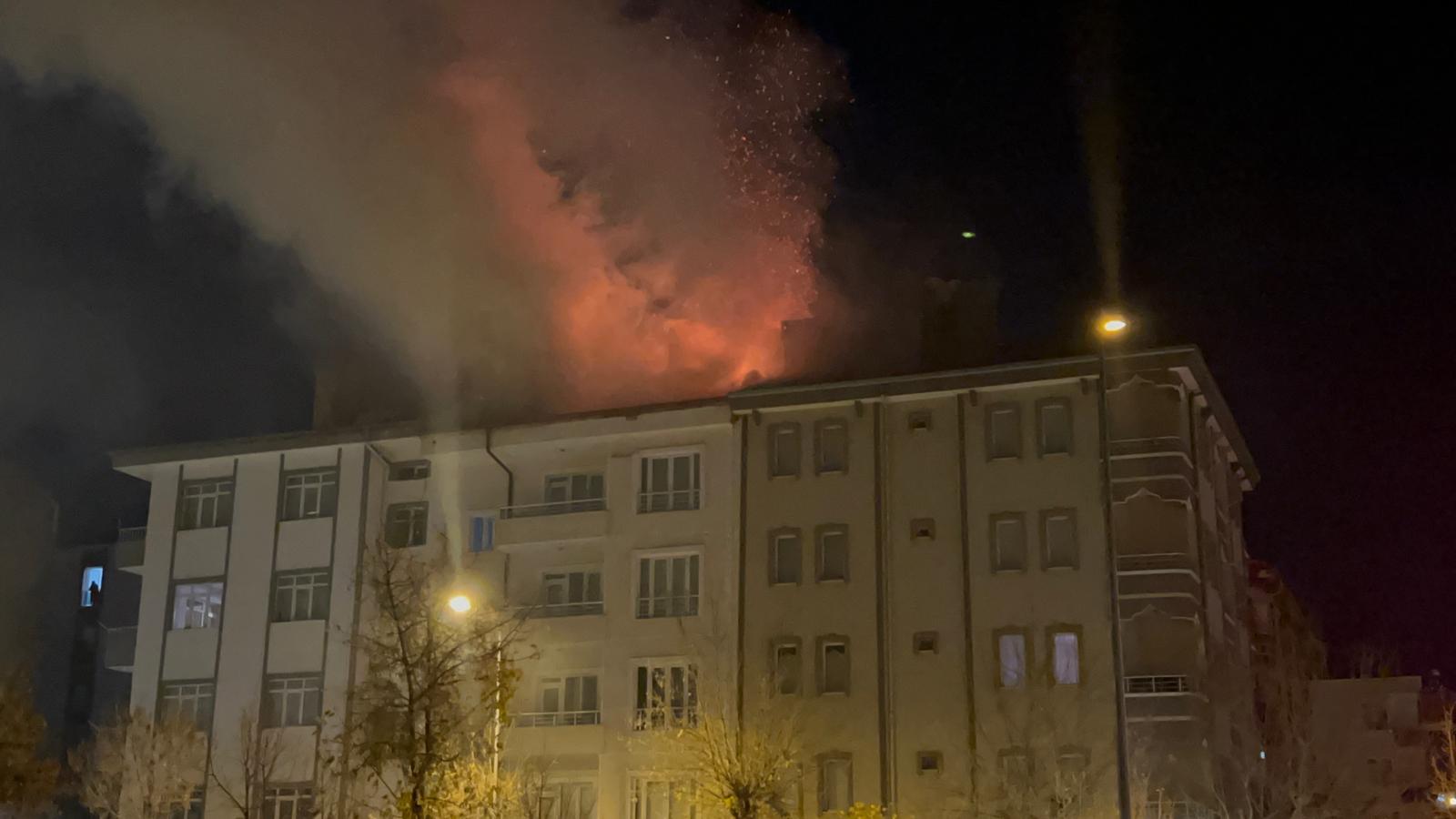 Emek Mahallesinde 4 katlı binanın çatısında yangın Çıktı