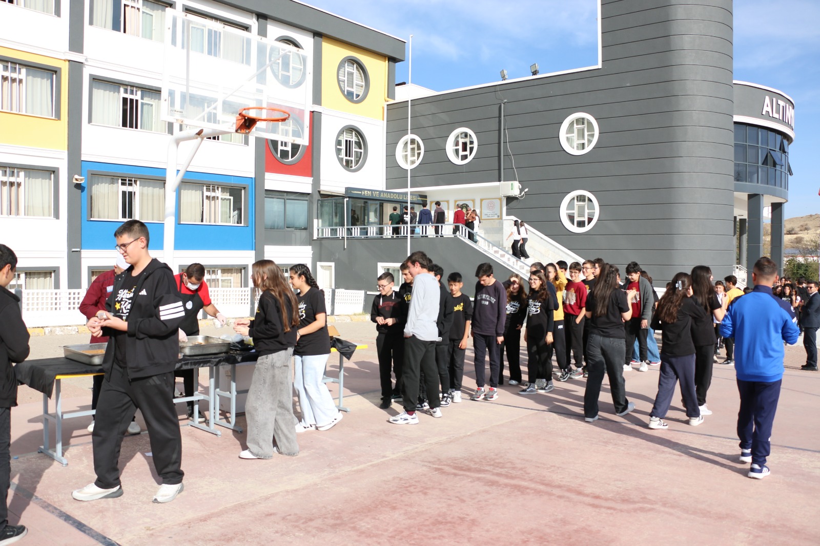 ALTINYILDIZ EĞİTİM KURUMLARINDAN  ÖĞRENCİLERE TATLI İKRAMI